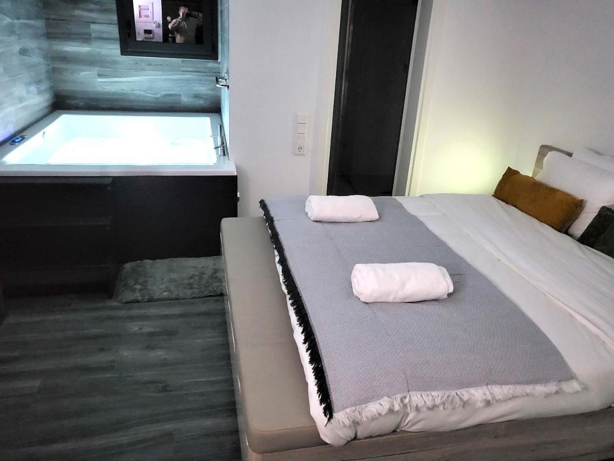 Fabilicious Suites - 2 Apartments- Romantic Jacuzzi & Spacious Family Comfort Athen Exterior foto