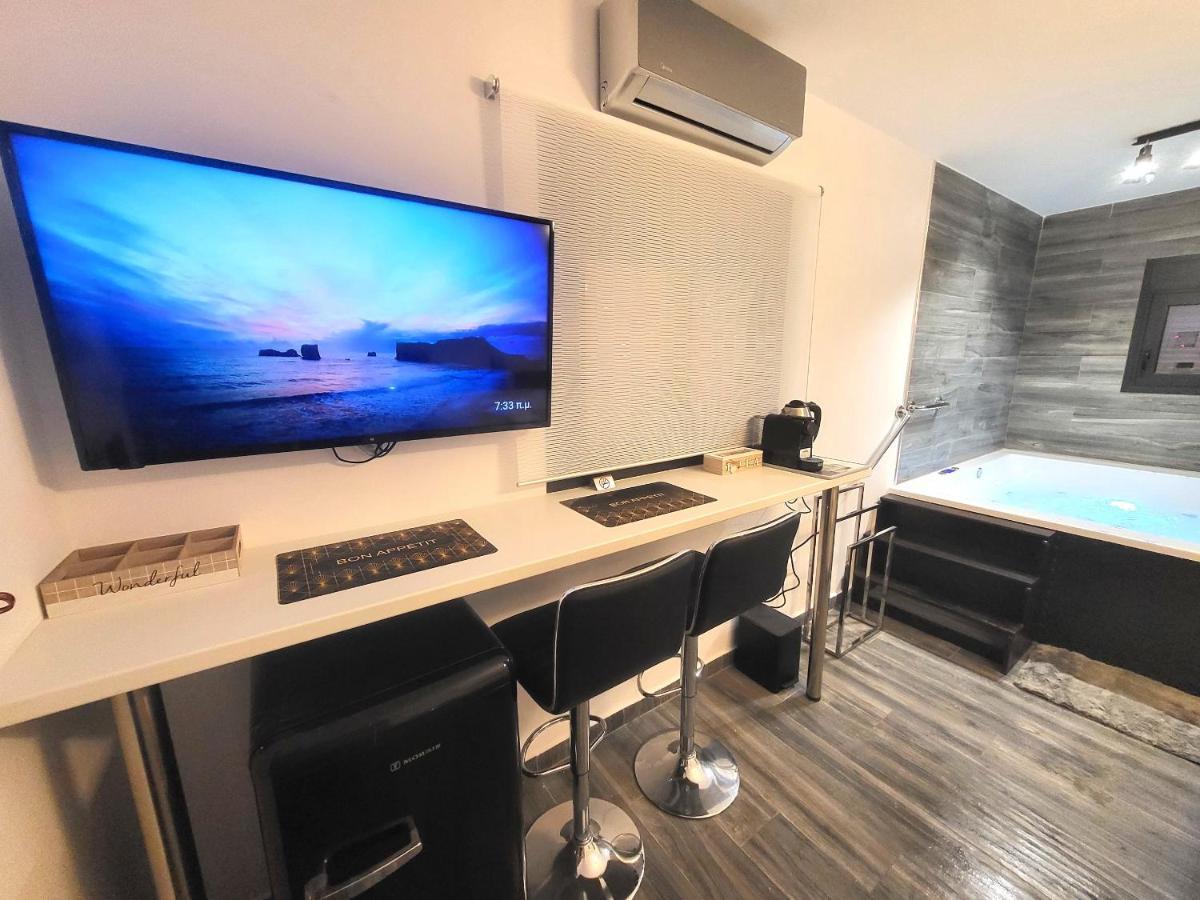 Fabilicious Suites - 2 Apartments- Romantic Jacuzzi & Spacious Family Comfort Athen Exterior foto